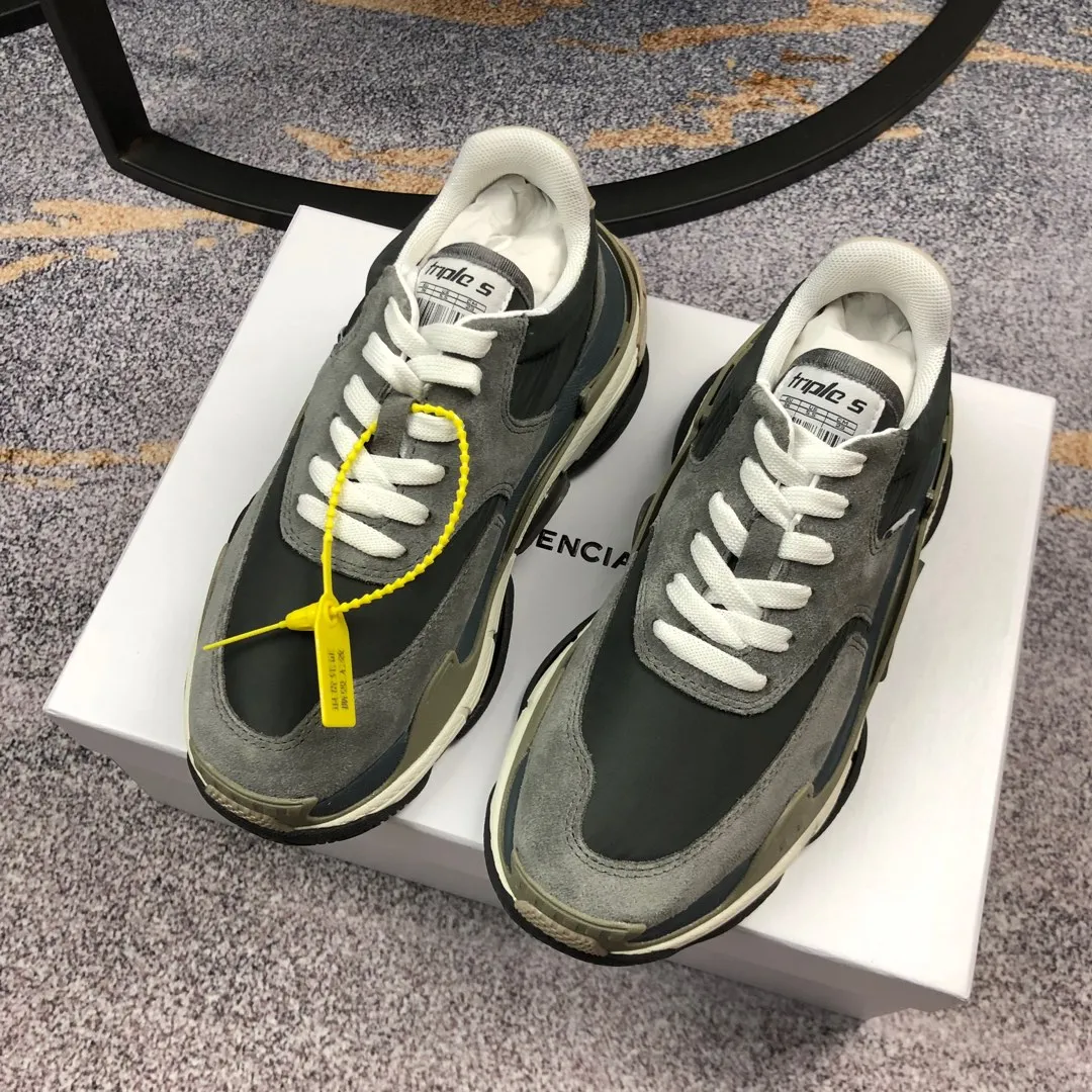 👟👟Ex-factory price 800👟👟 Balenciaga second generation 17 colors🖤 Balenciaga Triple-s Balenciaga-dad shoes. The world’s most popular retro jogging shoes 🔥. 🔺Retro distressed craftsmanship ~ original combination sole, heavy craftsmanship, not a low-end 2-layer combination sole! The upper is made of imported parachute cloth spliced ​​with nubuck matte, priced at 24 yuan per foot, which is different from the ordinary canvas on the market! The back is covered with cowhide high-frequency embossing! ⚠️When purchasing authentic products at the counter, I specifically asked the clerk about the materials. Size: 35-41 yards, men’s size 39-45, matching cloth bag, shoelaces, complete certificate of certification/men’s model will be notified later.